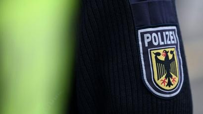 Bild: Katharina Kausche/dpa
Die Bundespolizei kümmert sich um die Bearbeitung des europäischen Auslieferungshaftbefehls gegen den 29-Jährigen. (Symbolbild)