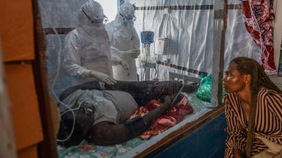Bild: Moses Sawasawa/AP/dpa
Ein Ebola-Patient wird in einem kongolesischen Behandlungszentrum versorgt. (Archivbild)