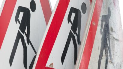 Symbolbild: Sebastian Kahnert/dpa
Eine Vollsperrung auf der A 93 bei Weiden sorgt für Verkehrsbehinderungen.