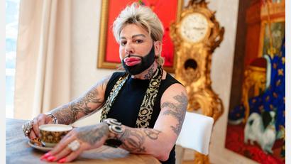 Bild: Uwe Anspach/dpa
Glööckler in seiner Villa - das Erdgeschoss ist Galerie, oben ist privat.