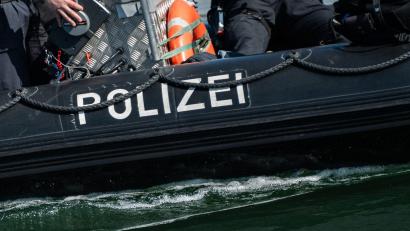 Bild: Silas Stein/dpa
Die Wasserschutzpolizei hat zum Ferienbeginn mehrere Fälle von Fischwilderei auf dem Chiemsee festgestellt. (Symbolbild)
