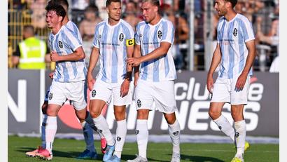 Bild: Sven Hoppe/dpa
Die Spieler von 1860 München bejubeln das 2:0 gegen Augsburg II - zum Sieg reicht es nicht.