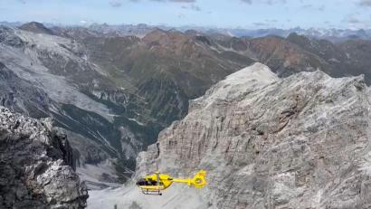 Bild: -/Bergrettung Italien/dpa
Vor den Augen ihrer Eltern ist ein 14-jähriges Mädchen in Südtirol zu Tode gestürzt. (Foto: Archiv)