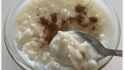 Bild: Aysel Özdemir
Sütlaç, der Milchreis nach türkischer Art, unterscheidet sich kaum vom in Deutschland weit verbreitetem Milchreis. Beide schmecken warm ebenso wie kalt.