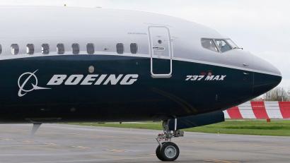 Bild: Ted S. Warren/AP/dpa
Rund 470 Maschinen des Typs Boeing 737 Max sollen auf Risse neben Türen überprüft werden. (Archivbild)