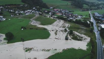 Bild: Expa/ Jfk/APA/dpa
Der Tobersbach in Uttendorf trat über die Ufer.