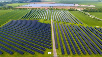 Bild: Sina Schuldt/dpa
Die Grünen erwarten, dass der Ausbau von Erneuerbaren und Speichern die Energiepreise drückt. (Archivbild)