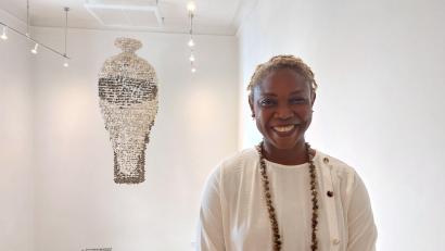 Bild: Helmut Kunz
Die Künstlerin Ngozi-Omeje Ezema vor ihrer schwebenden Vase: Mit der Installation „Confluence“ erweitert das Internationale Keramik-Museum in Weiden seine Sammlung zeitgenössischer Keramik.