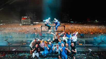 Bild: Vincent Voll
Zur Bühnenshow gehörten auch einige "Wärter einer Irrenanstalt" (blaue Kittel). Die waren nach dem gemeinsamen Auftritt beim Wacken-Open-Air von Hämatom (weiße Jacken) und den Troglauern (in Lederhosen) genauso "verrückt" geworden wie die 85.000 Fans im Hintergrund.