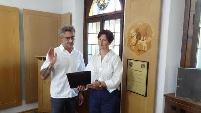 Bild: ui
Tanja Kippes vereidigt Torsten Bär im Stadtrat Neustadt/WN.