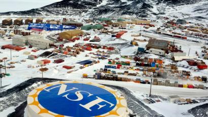 Bild: Uncredited/U.S. National Science Foundation/AP/dpa
Im antarktischen Winter ist eine Rettung für kranke Forscher extrem schwierig.
