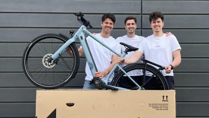 Bild: 2Lock
"Ein unglaublicher Moment": Die Gründer des Oberpfälzer Start-ups "2Lock" beim Auspacken eines der ersten E-Bikes, das mit ihrem Hightech-Schloss ausgestattet ist und es nun auf den Markt geschafft hat.