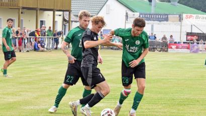 Bild: Rudi Gebert
Der SV Mitterteich gastiert am Sonntag beim FSV Bayreuth. Das Bild zeigt Jakub Nedbaly (rechts) und Johannes Zintl (links) beim 4:0-Sieg gegen den FC Fichtelgebirge.