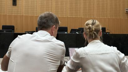 Bild: Ganzmann
Der Angeklagte tauscht sich vor Beginn des Prozesses mit seiner Anwältin aus.
