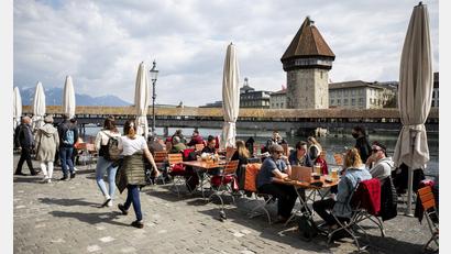 Bild: Alexandra Wey/KEYSTONE/dpa
Ein Restaurant an der Reuss in Luzern, die Kapellbrücke ist im Hintergrund zu sehen.(Archivbild)