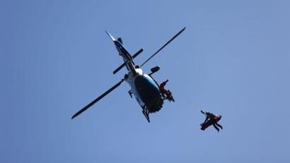 Bild: Matthias Bein/dpa
Die Bergwacht rettete einen schwer verletzten Wanderer vom Hochstaufen. (Symbolbild)