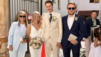 Bild: Marianne Moosburger
Das glückliche Brautpaar mit den Brautzeugen Elena Ntokaes und Dominik Weigl.