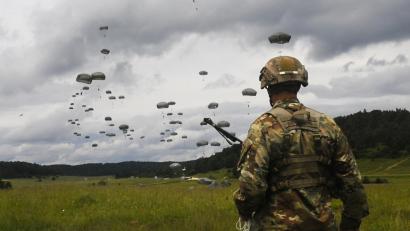 Archivbild: Staff Sgt. Michael Giles/US Army
Die Airborne in der Oberpfalz: US-Fallschirmspringer trainieren regelmäßig auf dem Truppenübungsplatz Hohenfels.