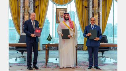 Bild: -/Saudi Press Agency/AP/dpa
Der türkische Präsident Recep Tayyip Erdogan (l), der saudische Kronprinz Mohammed bin Salman (M) und Pakistans Ministerpräsident Shehbaz Sharif unterzeichneten den Verteidigungspakt in Mekka.