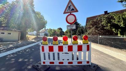 Bild: Gabi Schönberger
Bagger und Asphaltmaschinen sind aus der Georgstraße in Neustadt/WN früher als erwartet abgezogen. Noch ist die Durchfahrt beschränkt, aber noch vor Ferienende sollen auch die Markierungsarbeiten auf dieser wichtigen Zufahrt zum Schulhügel abgeschlossen sein.