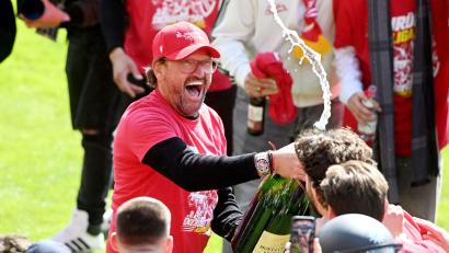 Bild: Jens Niering/dpa
Trainer, Party-Tier und Identifikationsfigur: Energie-Coach Claus-Dieter Wollitz.