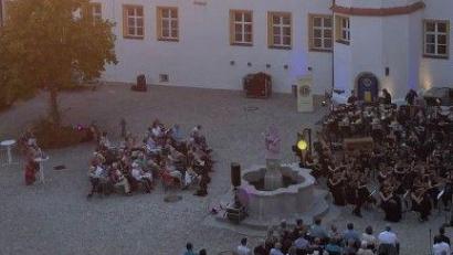 Bild: Jürgen Schleicher
Das Bayerische Landesjugendorchester spielt im Schlosshof Sulzbach-Rosenberg.