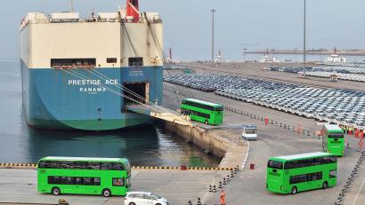 Bild: Tang Ke/XinHua/dpa
Im Hafen der chinesischen Stadt Yantai werden elektrische Doppeldeckerbusse für den Export verschifft. (Archivbild)