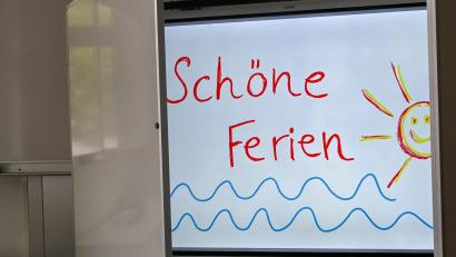 Bild: Jens Kalaene/dpa
„Schöne Ferien“ steht auf einer Smartboard-Tafel. Wie schön werden diese Ferien, wenn nach der Affenhitze sofort der Herbst kommt? Aber wir wollen positiv bleiben.
