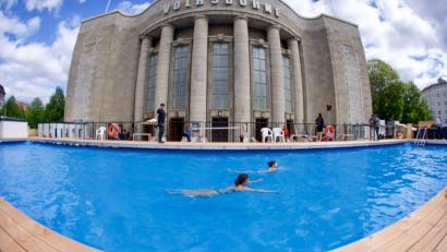 Bild: Soeren Stache/dpa
Vor der Volksbühne steht nun ein temporärer Pool.