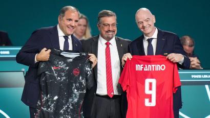 Bild: Darryl Dyck/The Canadian Press/AP/dpa
Montagliani (l.) und Infantino (r.) könnten zu Rivalen werden. (Archivbild)