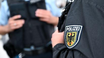 Bild: Sven Hoppe/dpa
Die Bundespolizei ermittelt nach einem Polizeieinsatz am Hauptbahnhof Regensburg wegen eines Verstoßes gegen das Waffengesetz. (Symbolbild)