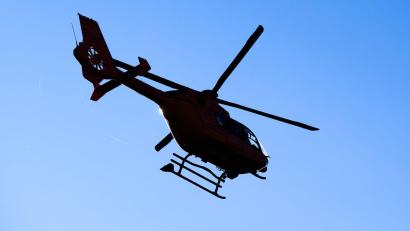 Bild: Julian Stratenschulte/dpa
Schwerverletzte mussten nach einem Verkehrsunfall in Niederbayern mit dem Hubschrauber ins Krankenhaus geflogen werden (Archivbild).