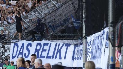 Bild: David Ebener/dpa
Weil ein Banner der Hertha-Anhänger ein Fluchttor im Bochumer Ruhrstadion verdeckte, musste das Auftaktspiel der 2. Fußball-Bundesliga für einige Minuten unterbrochen werden.