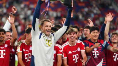 Bild: Chan Long Hei/AP/dpa
Kapitän Neuer reckt den Pokal in die Höhe.