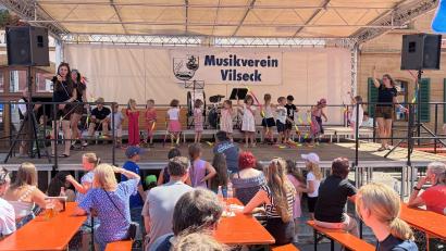 Bild: Stefanie Gradl
Die Jüngsten im Musikverein, die „Burgzwerge“ aus der musikalischen Früherziehung, zeigten beim Brunnenfest in Vilseck ihre Tänze.