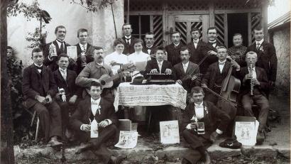 Bild: Archiv Josef Wiche 
Musikalisch präsentierte sich der Burschenverein im Vereinslokal „beim Schmiedl“ in Unterlind beim so genannten „Feuchten Eck“ Rechts mit der Bassgeige sitzt der Gründungsvorsitzende im Jahr 1896, Johann Prechtl.
