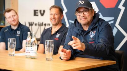 Bild: Gabi Schönberger
Beste Laune bei Dave Matsos (rechts), dem neuen Trainer der Blue Devils Weiden, während der Pressekonferenz mit Sportlichem Leiter Stephan Seeger jr. (links) und Moderator Daniel Sommer.