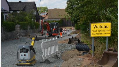 Bild: Elisabeth Dobmayer
Die Rembühlstraße in Waldau wird derzeit grundlegend saniert. Die Arbeiten sollen nach aktuellem Plan im Herbst abgeschlossen sein.