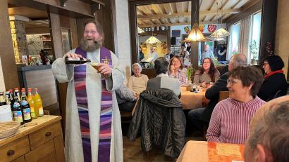 Archivbild: Heidi Kurz
Bernd Deyerl bei einem seiner Wirtshausgottesdienste. Die evangelische Gemeinde Königstein-Eschenfelden kämpft darum, dass der Diakon ihr Pfarrer blieben darf.