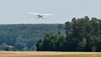 Symbolbild: Daniel Karmann/dpa
Aufgrund der hohen Waldbrandgefahr sind von Samstag bis Montag ehrenamtliche Piloten und Luftbeobachter im Einsatz, um Brände frühzeitig zu erkennen.