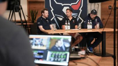 Bild: Gabi Schönberger
Viel zu besprechen: Trainer Dave Matsos (rechts), Moderator Daniel Sommer (Mitte) und der Sportliche Leiter Stephan Seeger Junior stellten sich den Fragen der Journalisten.
