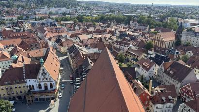 Bild: Heike Unger
Ein Blick auf das Amberger Rathaus, den man schon lange nicht mehr genießen konnte: Ab sofort kann der Martinsturm wieder bestiegen werden.