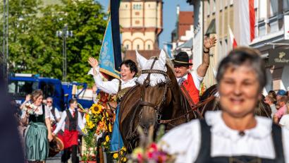 Bild: Armin Weigel/dpa
Beim Gäubodenvolksfest werden bis zum 17. August um die 1,3 Millionen Besucherinnen und Besucher erwartet.