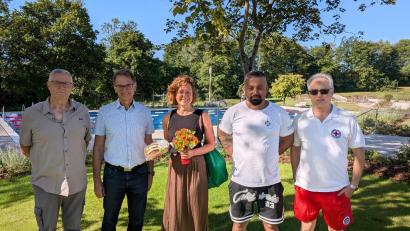 Bild: Tobias Basler
Erster Badegast im neu sanierten Freibad Freudenberg: Simone Grill mit Bürgermeister Reiner Wiedenbauer (2. v. links).