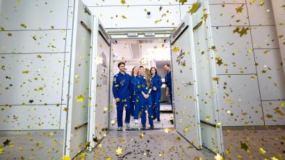 Bild: ---/Deutsches Zentrum für Luft- und Raumfahrt e.V. (DLR)/dpa
Die sechs Testpersonen verlassen nach 100 Tagen die Simulationsanlage.