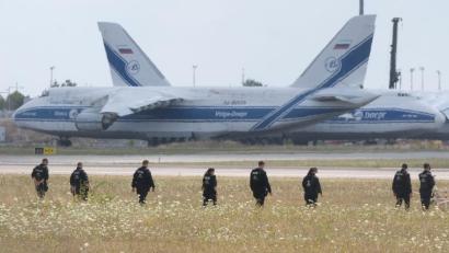 Bild: Sebastian Willnow/dpa
Polizisten suchen am Leipziger Flughafen nach einer zweiten Drohne.