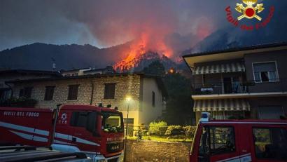 Bild: --/Vigili del Fuoco/dpa
Von den Feuern sind auch Touristen betroffen.
