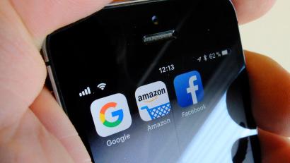 Bild: Stefan Jaitner/dpa
Logos für Apps der US-Internetkonzerne Google (l-r), Amazon und Facebook sind auf dem Display eines Smartphones zu sehen.