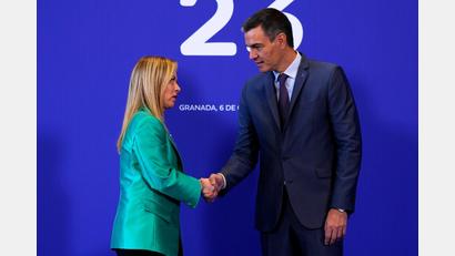 Bild: Manu Fernandez/AP/dpa
Italiens rechtsgerichtete Ministerpräsidenten Giorgia Meloni ordnete Grenzkontrollen zu Spanien wegen der Ceuta-Krise an. Ihr linker spanischer Kollege Pedro Sánchez ließ das nicht auf sich sitzen und zahlt mit gleicher Münze zurück. (Archivbild)