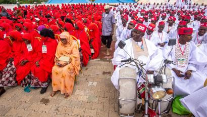 Bild: Sani Maikatanga/AP/dpa
Brautpaare nehmen an einer Massenhochzeit in Nigeria teil.